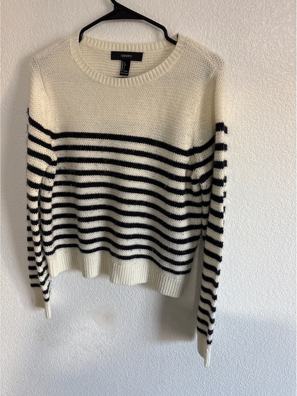 Forever 21 Women's Large White and Black Striped Knit Sweater